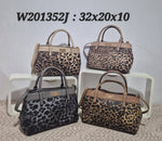 Charger l'image dans la galerie, MIA LAROUGE - SAC À MAIN AVEC BANDOULIÈRE, IMPRIMÉ ANIMALIER.
