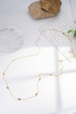 Charger l'image dans la galerie, COSMOS - Collier sautoir doré en acier inoxydable motif ovale stylisé
