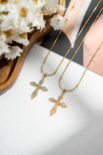 Charger l'image dans la galerie, COSMOS - Collier croix doré pendentif serti pierres fines lumineux
