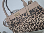 Charger l'image dans la galerie, MIA LAROUGE - SAC À MAIN AVEC BANDOULIÈRE, IMPRIMÉ ANIMALIER.
