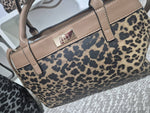 Charger l'image dans la galerie, MIA LAROUGE - SAC À MAIN AVEC BANDOULIÈRE, IMPRIMÉ ANIMALIER.

