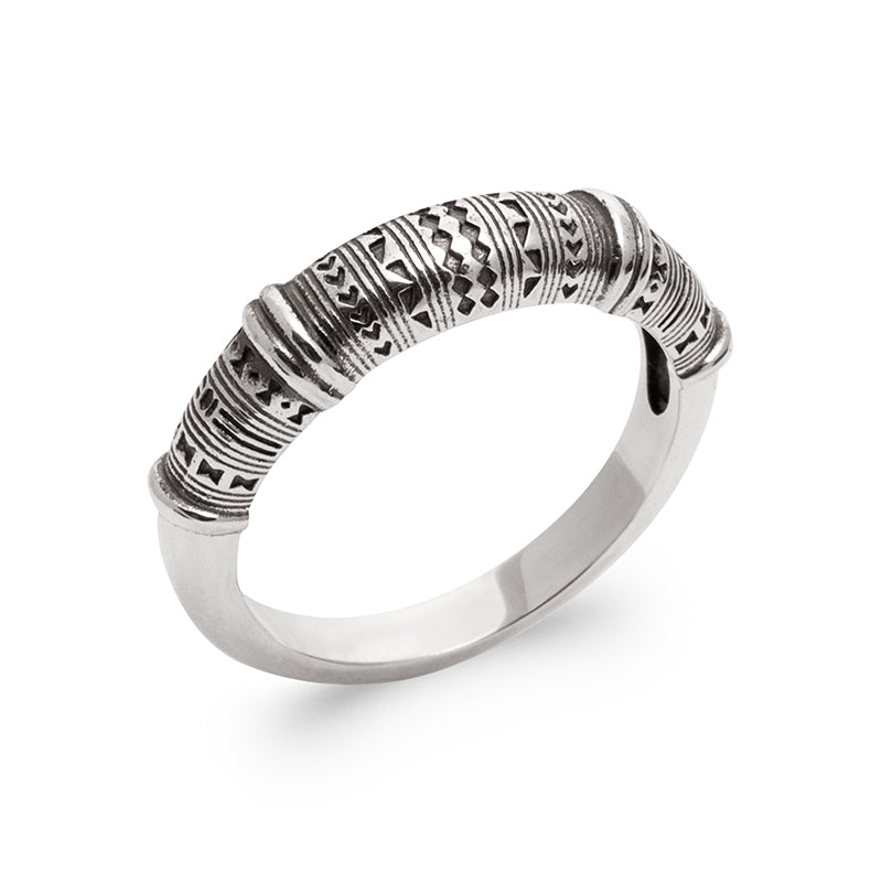 Bague mixte en argent 925 composée d'un anneau rainuré avec des mini motifs ethniques sur le dessus.