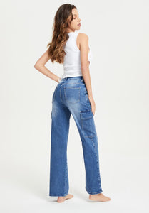 Mannequin femme présentée de 3/4 dos portant le pantalon jean cargo de Melly and Co et un débardeur blanc 