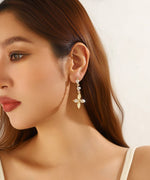 Charger l'image dans la galerie, Blossom bijoux - Boucles d’oreilles croix strass &amp; fleurs – 26PEBOL025

