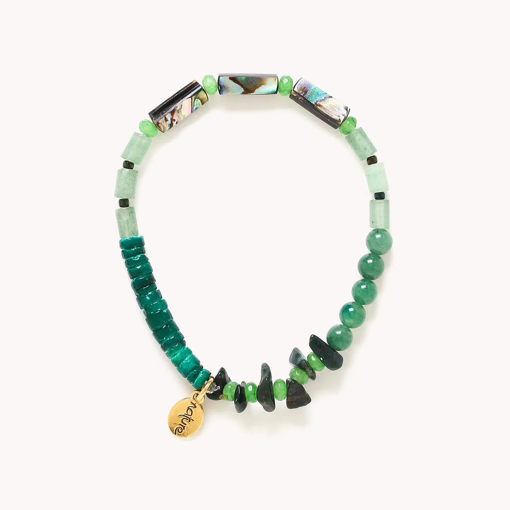 Bracelet composé de trois perles longues en coquillage et de perles de formes distinctes en pierre naturelle : aventurine, jaspe à dominante verte agrémenté de perles de rocaille. 