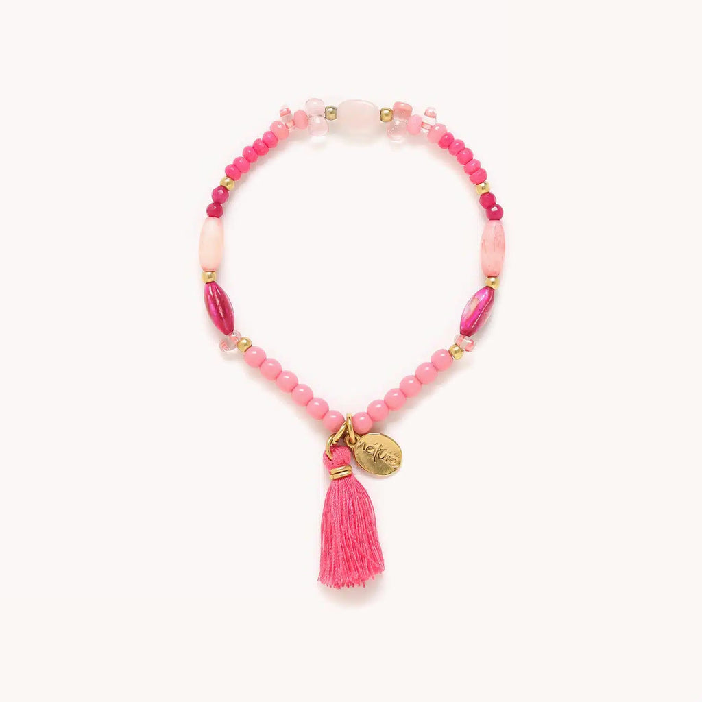 Bracelet composé de perles en quartz rose naturel ou teinté associées à des perles de plusieurs tailles en matière naturelle à dominante rose : perle de culture et nacre teintée. Les perles sont séparées par de petites perles en métal doré.