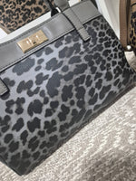 Charger l'image dans la galerie, MIA LAROUGE - SAC À MAIN AVEC BANDOULIÈRE, IMPRIMÉ ANIMALIER.
