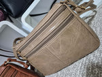 Charger l'image dans la galerie, MIA LAROUGE - SAC À BANDOULIÈRE AVEC PLUSIEURS COMPARTIMENTS.
