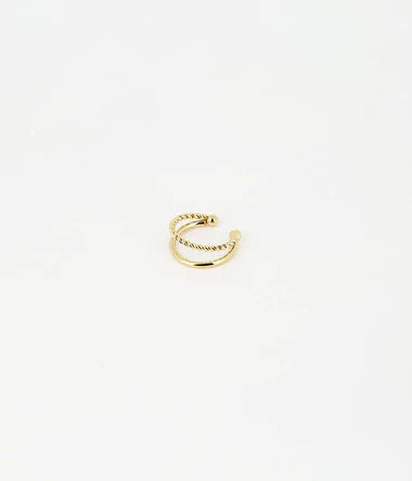 Earcuff en acier doré à l'or fin composé de deux anneaux ouverts dont un torsadé. Les deux anneaux sont reliés par chaque extrémité. Chaque extrémité se termine par une petite boule.
