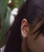 Charger l&#39;image dans la galerie, Oreille d&#39;une femme agrémentée d&#39;un earcuff (manchette d&#39;oreille) Randa et de 3 boucles d&#39;oreilles Evangelista, Claudia et  Cindy
