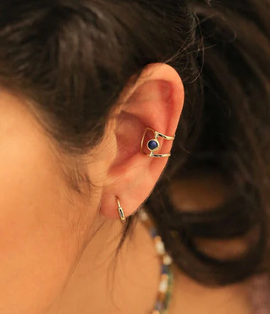 Oreille de femme agrémenté d'un earcuff Vallauris lapis lazuli et d'une créole