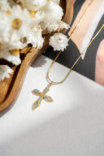 Charger l'image dans la galerie, COSMOS - Collier croix doré pendentif serti pierres fines lumineux

