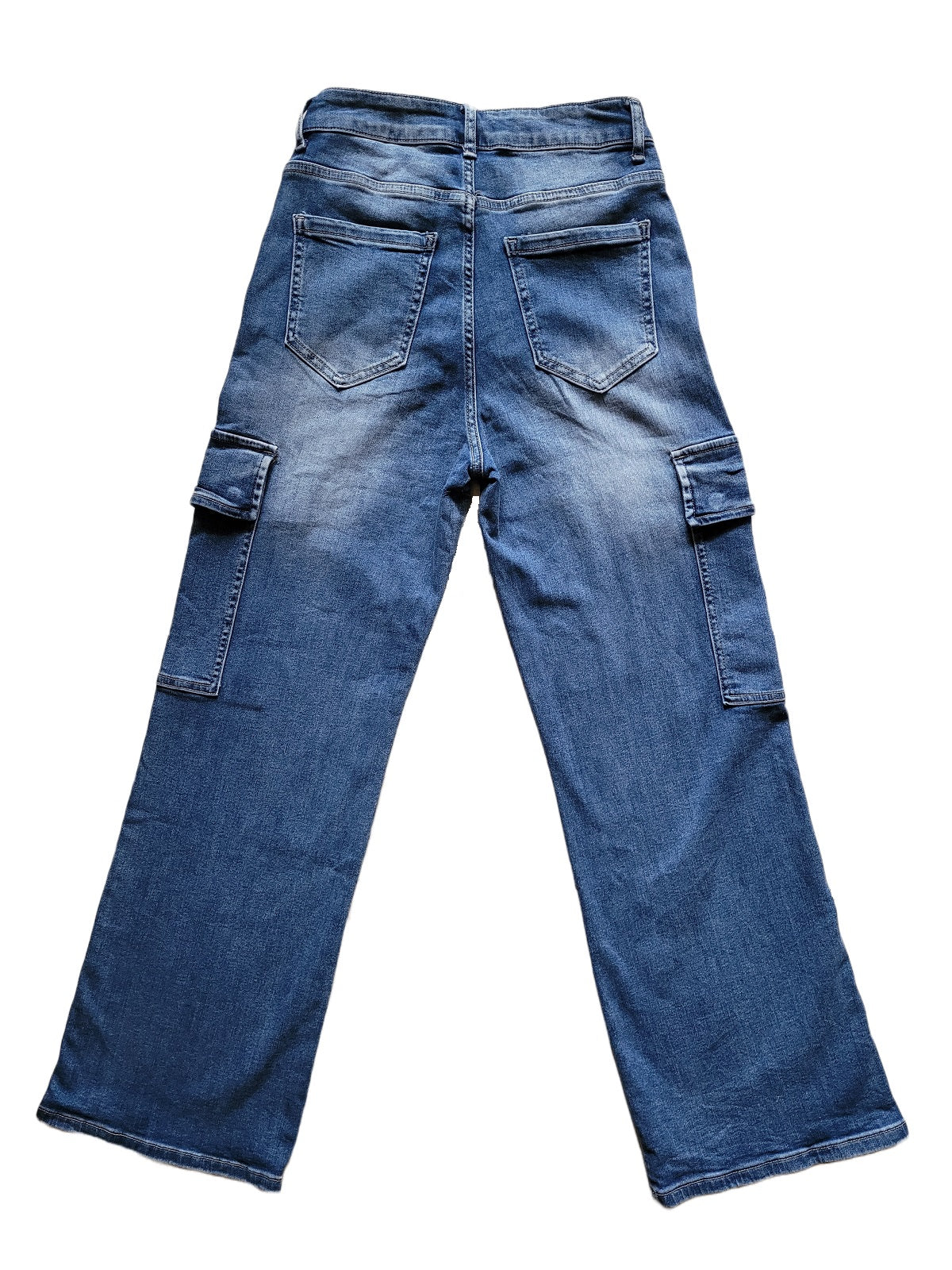 Pantalon en jean de Melly & Co présenté de dos comportant une taille haute et deux poches latérales à rabat. Ce pantalon est muni de deux poches à l'arrière.