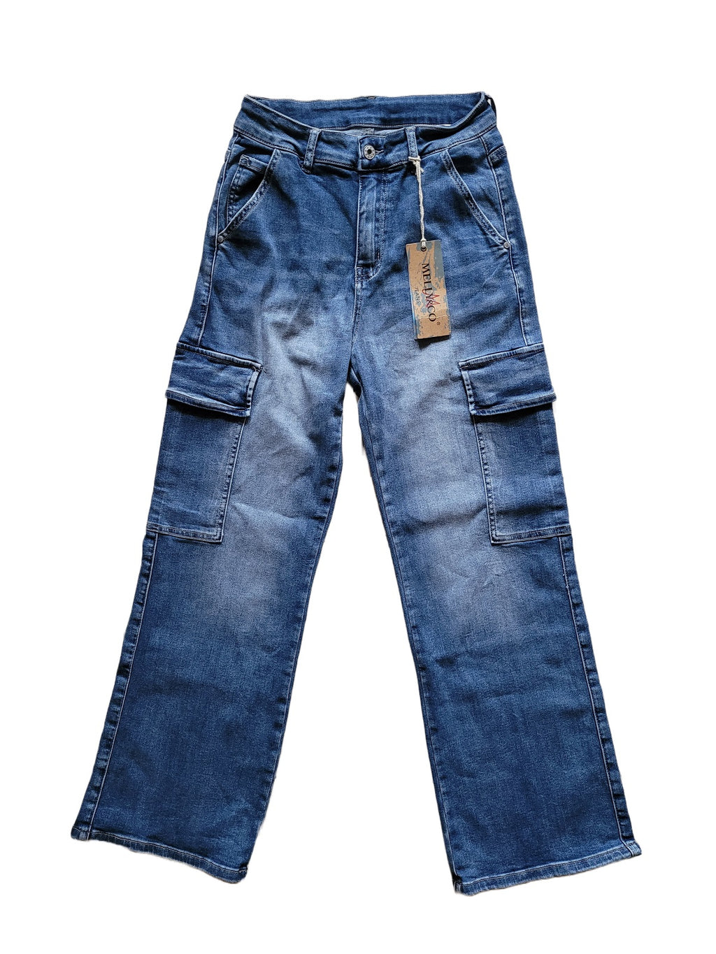Pantalon en jean de Melly & Co présenté de face comportant une taille haute et deux poches latérales à rabat. L'étiquette Melly and Co est attachée à un passant de ceinture