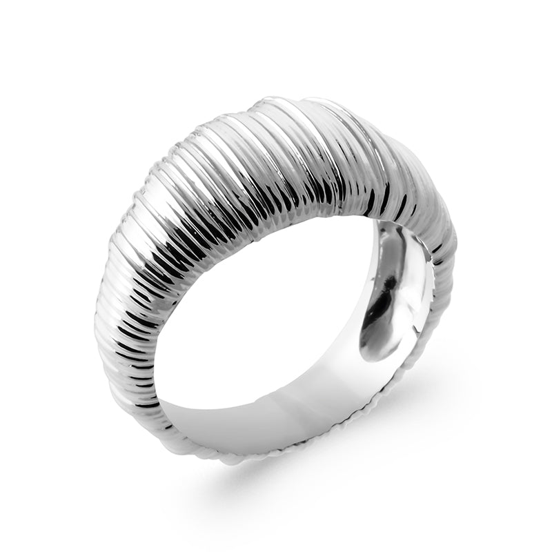 Bague en argent 925 rhodié avec un plissé irrégulier sur tout l'anneau