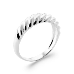 Bague en argent 925 rhodié composé d'un anneau avec un effet torsadé sur la partie supérieure.